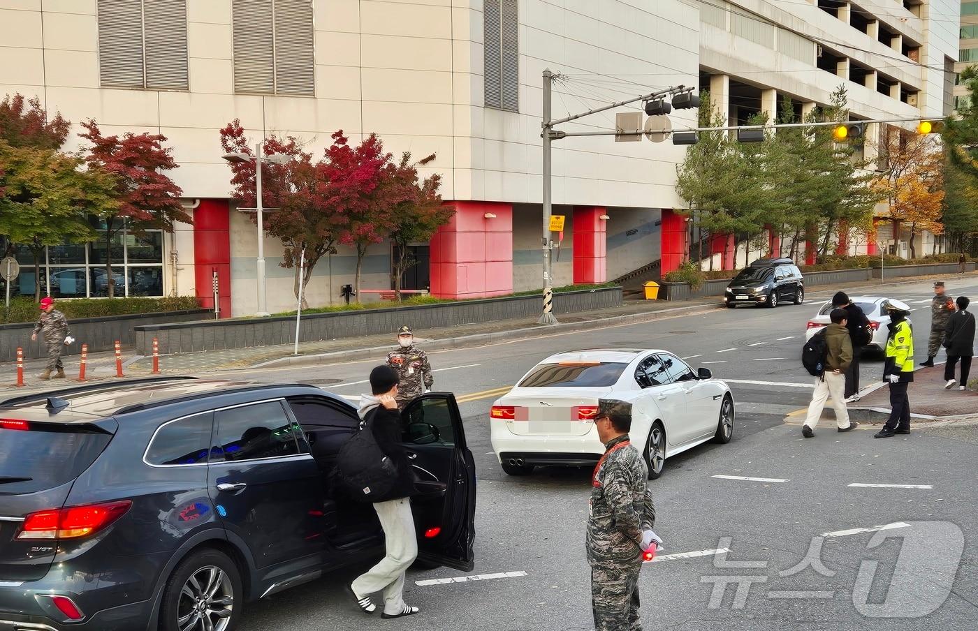 본문 이미지 - 2025학년도 대학수학능력시험일인 14일 오전 전북 전주고등학교 앞. 수험생들이 차에서 내리고 있다. 2024.11.14/뉴스1 ⓒ News1 강교현 기자