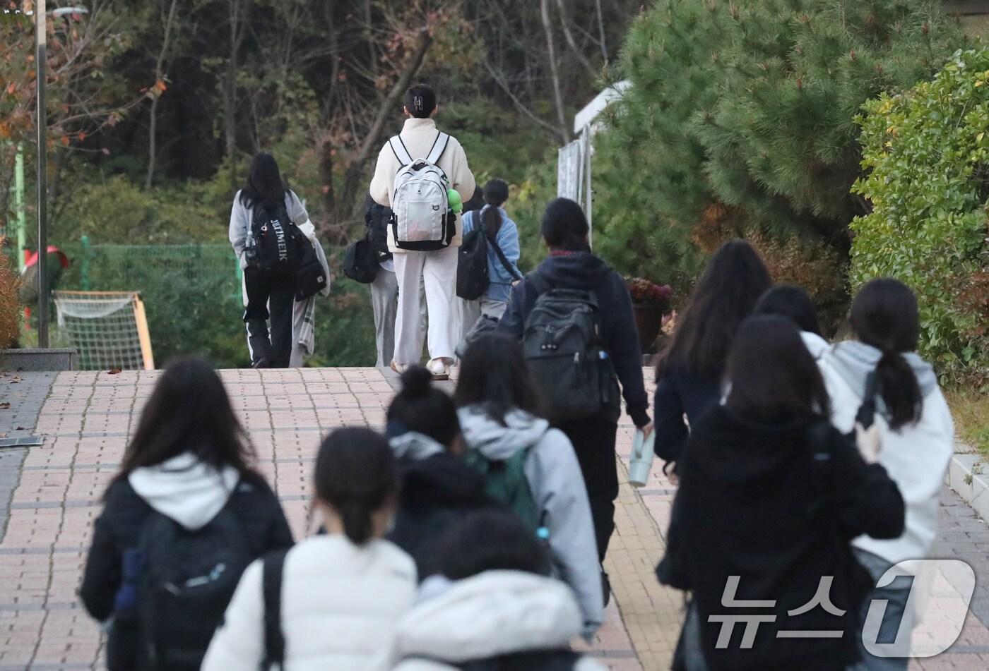 수능시험 치르기 위해 입실하는 수험생들.&#40;뉴스1 DB&#41; ⓒ News1 김영운 기자