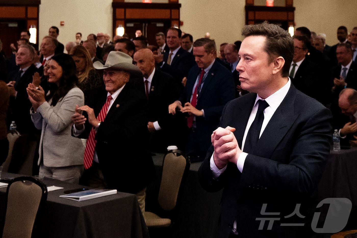 일론 머스크 테슬라 CEO가 13일 (현지시간) 워싱턴 하얏트 리전시 호텔에서 열린 공화당 의원 총회에 참석해 도널드 트럼프 대통령 당선인의 연설을 듣고 있다. 2024.11.14 ⓒ AFP=뉴스1 ⓒ News1 우동명 기자