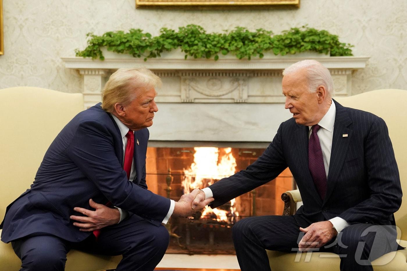 조 바이든 미국 대통령&#40;오른쪽&#41;과 도널드 트럼프 대통령 당선인&#40;왼쪽&#41;이 13일&#40;현지시간&#41; 워싱턴 백악관에서 만나 악수를 하고 있다. 2024.11.14. ⓒ 로이터=뉴스1 ⓒ News1 우동명 기자