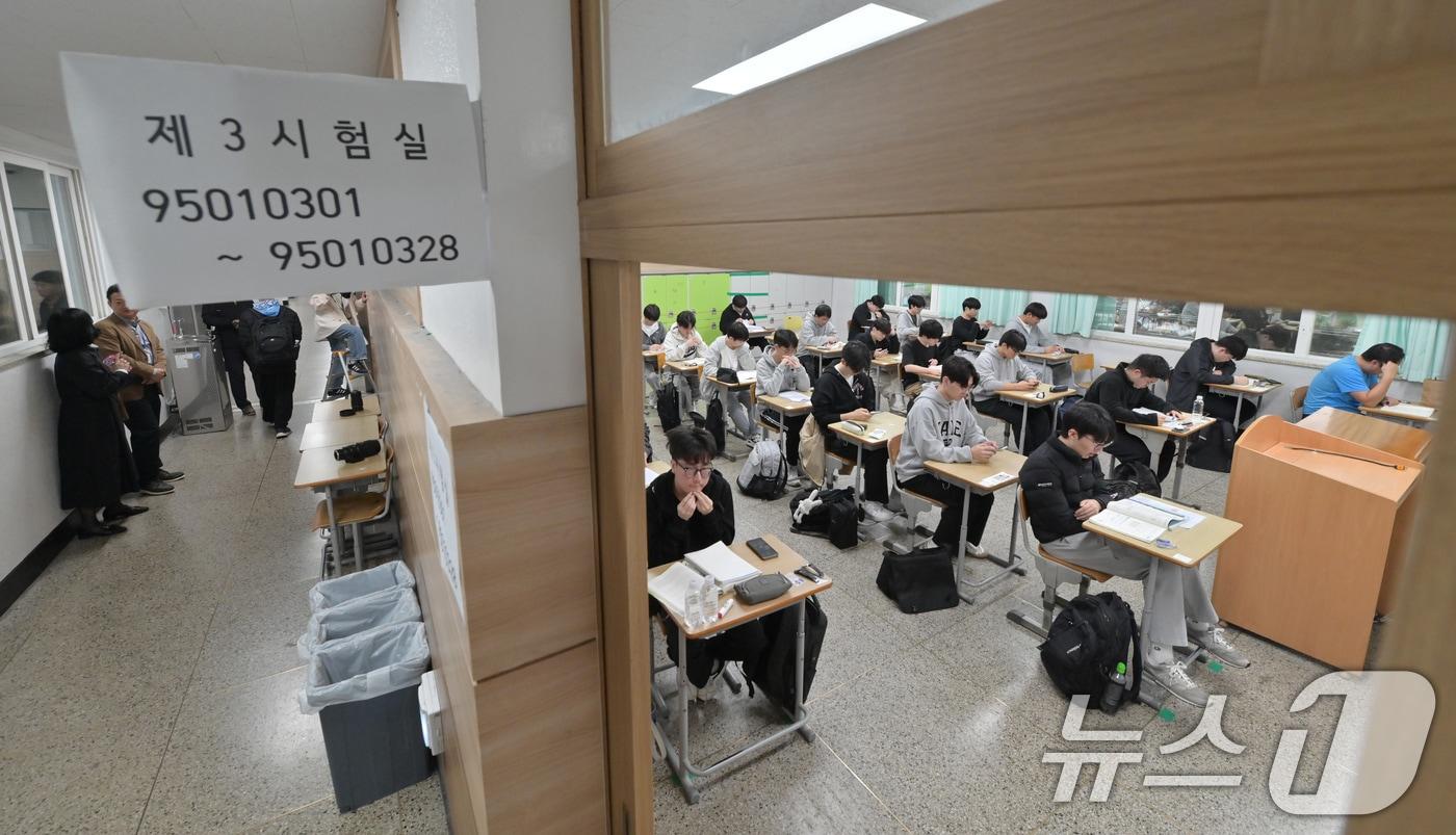 2025학년도 수능일에 남녕고등학교에서 수험생들이 시험을 앞두고 마지막 정리를 하며 시험 준비를 하고 있다./뉴스1