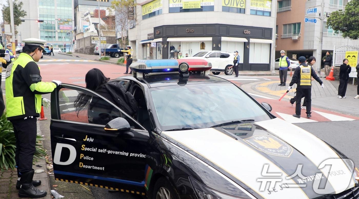 자치경찰 차량에서 내리는 수험생(자료사진)/뉴스1