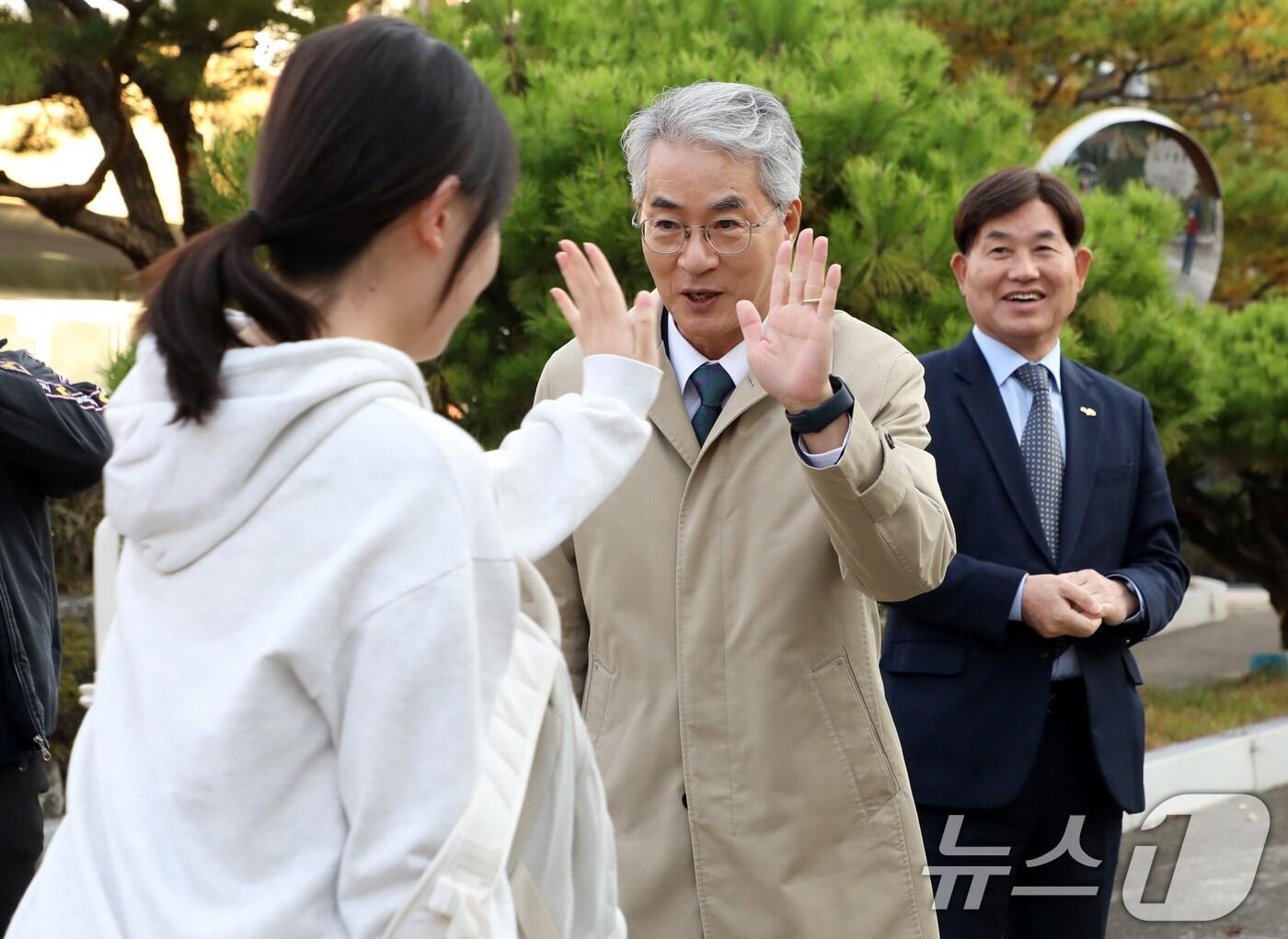 본문 이미지 - 박종훈 경남교육감이 2025학년도 대학수학능력시험일인 14일 오전 경남도교육청 88지구 제12시험장인 창원시 성산구 창원중앙여고 앞에서 수험생을 격려하고 있다. 2024.11.14/뉴스1 ⓒ News1 윤일지 기자