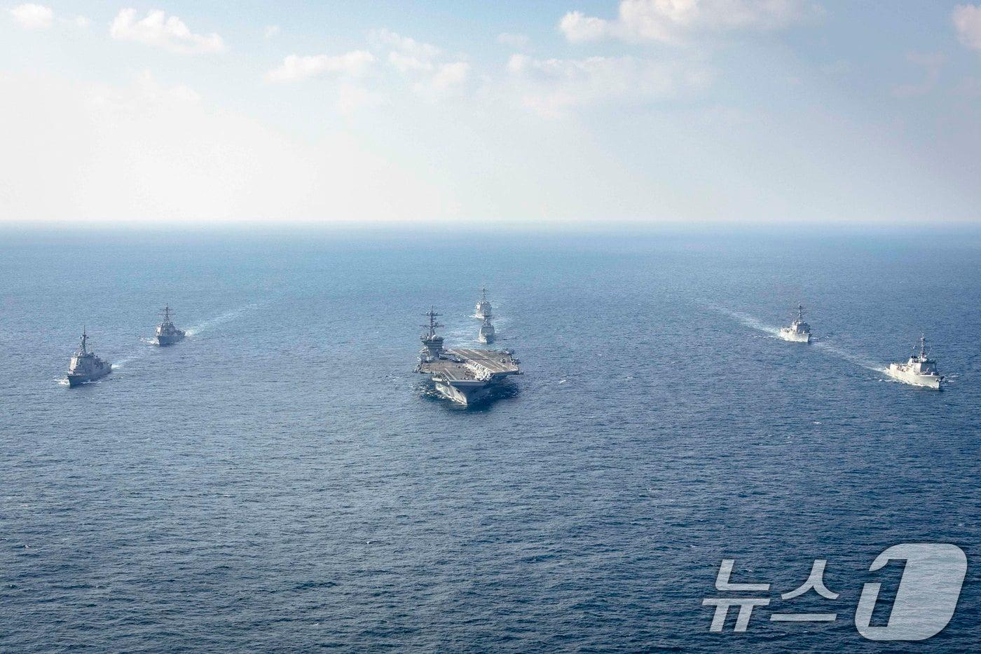 지난해 11월 열린 2차 프리덤 에지 훈련에서  미 항모를 포함한 한미일 함정들이 항해하고 있다. &#40;합동참모본부 제공&#41; 2024.11.14/뉴스1