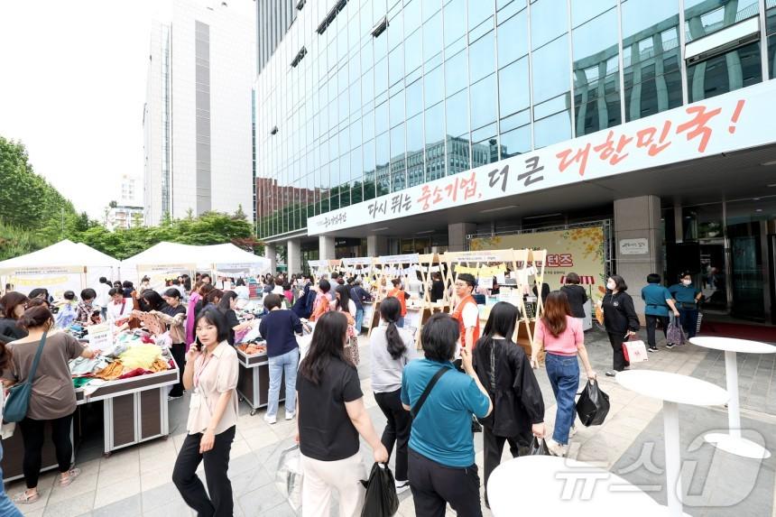 본문 이미지 - 사진은 지난 2023년 중소기업중앙회에서 열린 '소풍마켓' 행사의 모습.(중소기업중앙회 제공)