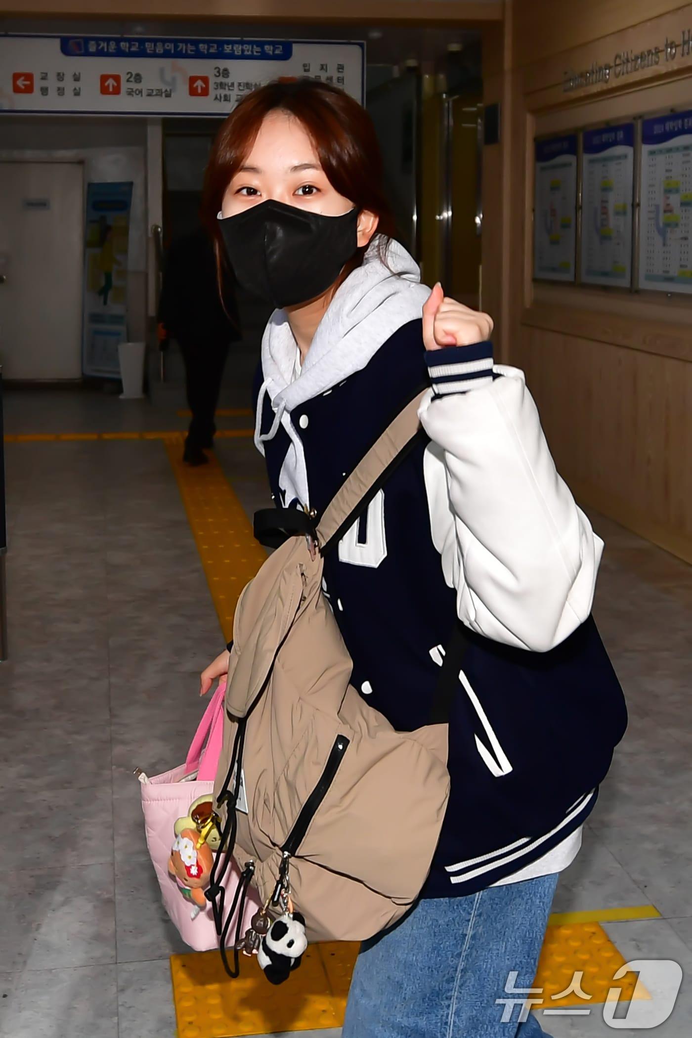 본문 이미지 - 트로트 가수 전유진이 2025학년도 대학수학능력시험일인 14일 오전 경상북도교육청 80지구 제11시험장인 포항 영일고등학교 수험장으로 들어가기 전 파이팅하고 있다. 2024.11.14./뉴스1 ⓒ News1 최창호 기자