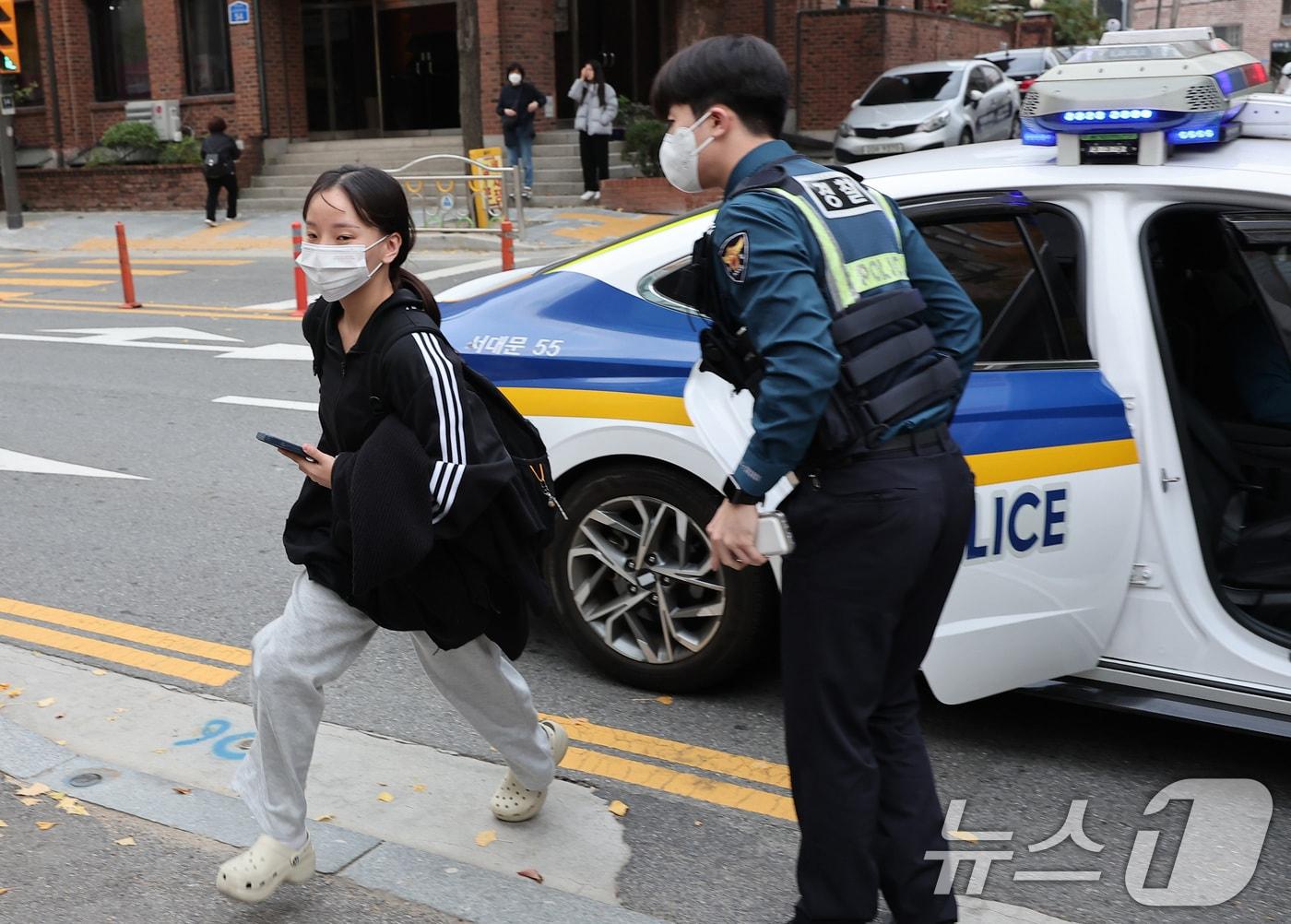 본문 이미지 - 2025학년도 대학수학능력시험일인 지난해 11월 14일 오전 한 수험생이 경찰차에 내려 시험장으로 향하는 모습. 2024.11.14/뉴스1 ⓒ News1 김성진 기자