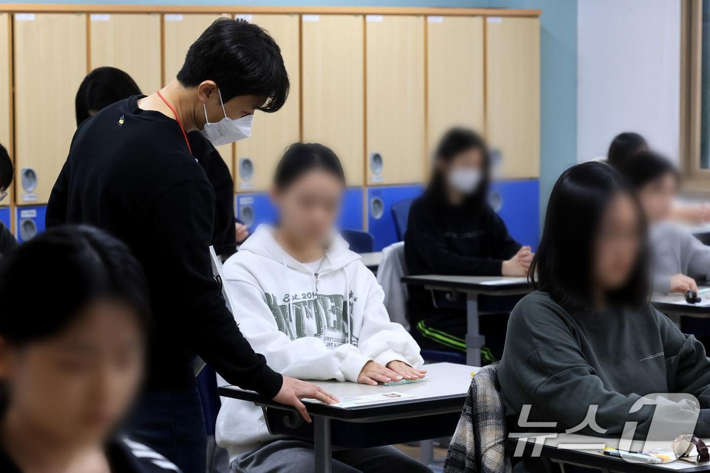 2025학년도 대학수학능력시험이 실시된 지난해 11월 14일 오전 서울 영등포구 여의도여자고등학교에서 감독관이 수험생 확인을 하고 있다. 2024.11.14/뉴스1 ⓒ News1 사진공동취재단