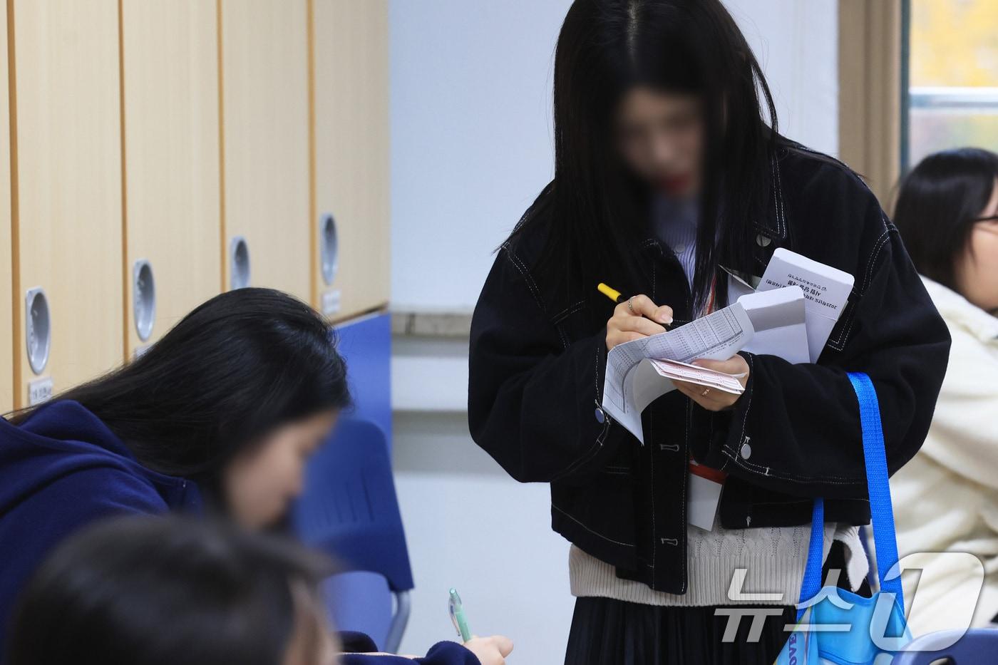 본문 이미지 - 2025학년도 대학수학능력시험이 실시된 지난 2024년 11월 서울 영등포구 여의도여자고등학교에서 감독관이 수험생 확인을 하고 있다. 2024.11.14 ⓒ 뉴스1 사진공동취재단