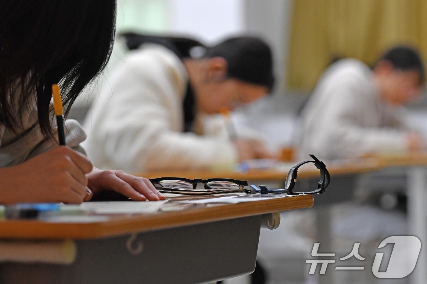 수험생들이 2025학년도 대학수학능력시험에서 답안지 작성을 하고 있다. /뉴스1 ⓒ News1 최창호 기자