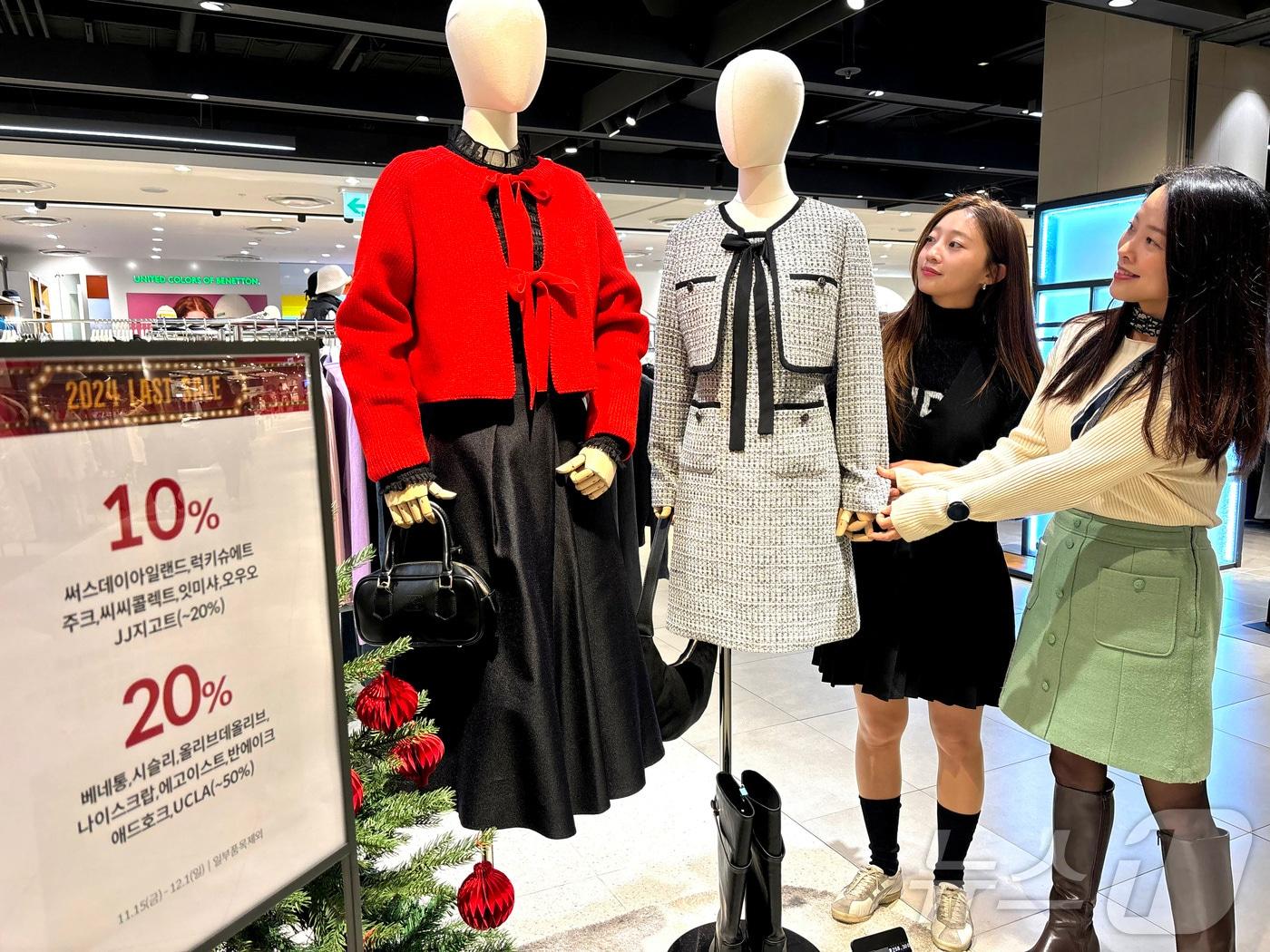 본문 이미지 - '2024 라스트세일'을 앞두고 롯데백화점 대구점 직원들이 세일 안내문을 설치하고 있다.(롯데백화점 대구점 제공)