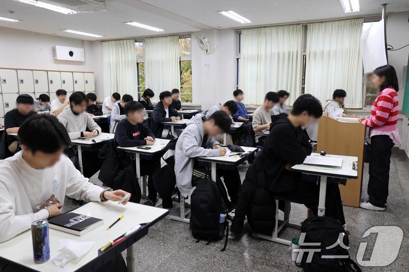 본문 이미지 - 2025학년도 대학수학능력시험(수능)이 치러진 14일 수험생들이 시험을 준비하고 있다. 2024.11.14/뉴스1 ⓒ News1 사진공동취재단