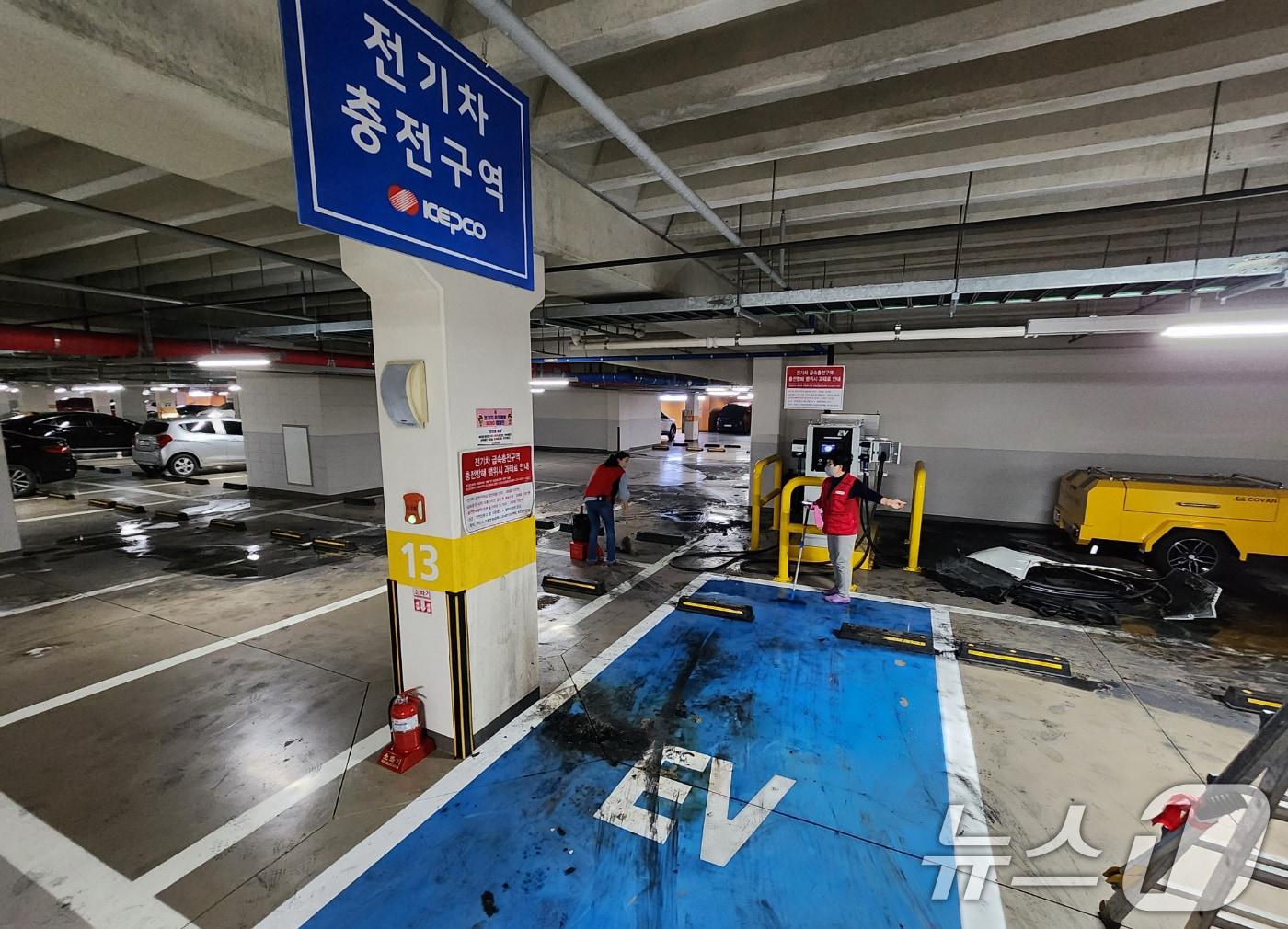 본문 이미지 - 14일 오전 2시 14분께 아산 모종동의 한 아파트 지하주차장에서 주차돼 있던 벤츠 EQC400 4MATIC 전기차에 불이 났다. 사진은 화재 현장 모습. 2024.11.14 /뉴스1 ⓒNews1 이시우 기자