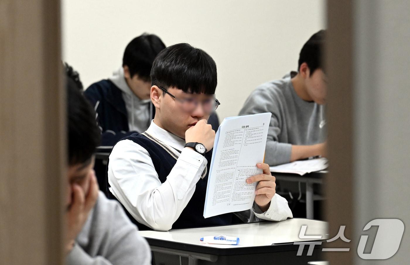 본문 이미지 - 2025학년도 대학수학능력시험일인 14일 오전 대전시교육청 27지구 제111시험장인 대전 만년고등학교에서 수험생들이 수능 시작 전 막바지 공부를 하고 있다. (사진공동취재단) 2024.11.14/뉴스1 ⓒ News1 김기태 기자