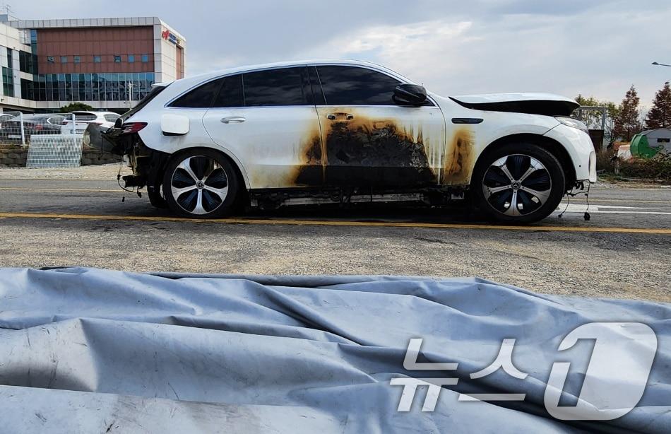 본문 이미지 - 14일 오전 2시 14분께 충남 아산시 모종동의 한 아파트 지하 주차장에서 주차돼 있던 벤츠 EQC400 4MATIC 전기차에서 불이 났다. 사진은 아산소방서로 이송 된 전기차 모습. 2024.11.14/뉴스1 ⓒ News1 이시우 기자