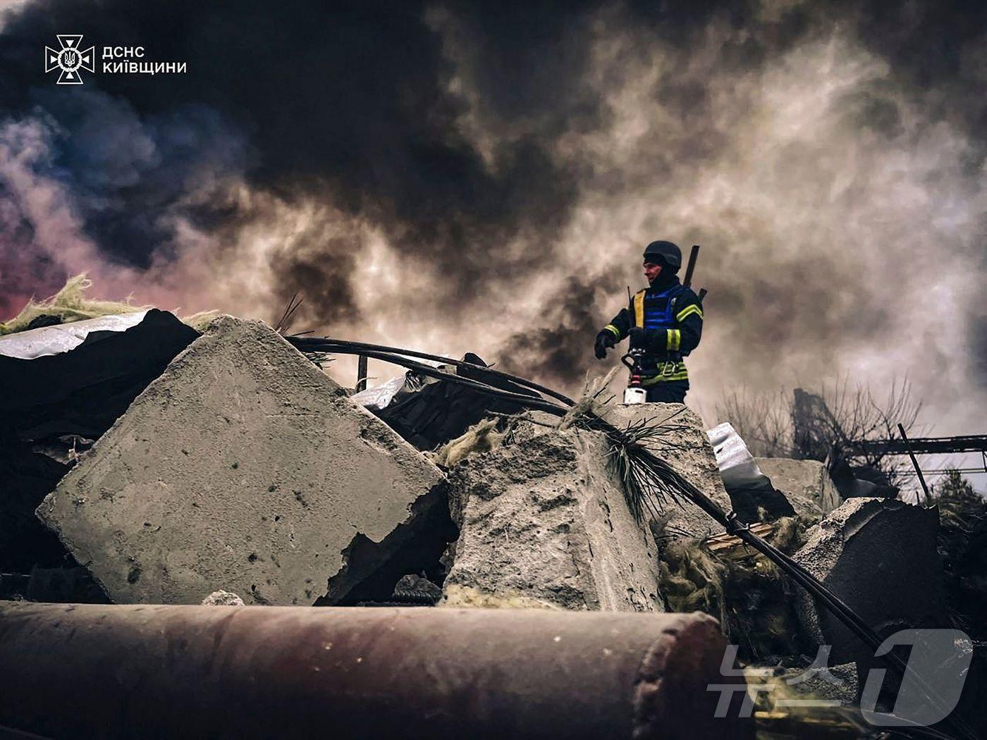 본문 이미지 - 13일 (현지시간) 우크라이나 키이우 인근 브로바리에서 러시아 군의 공격을 받아 폐허로 변한 건물이 보인다. 2024.11.14 ⓒ AFP=뉴스1 ⓒ News1 우동명 기자