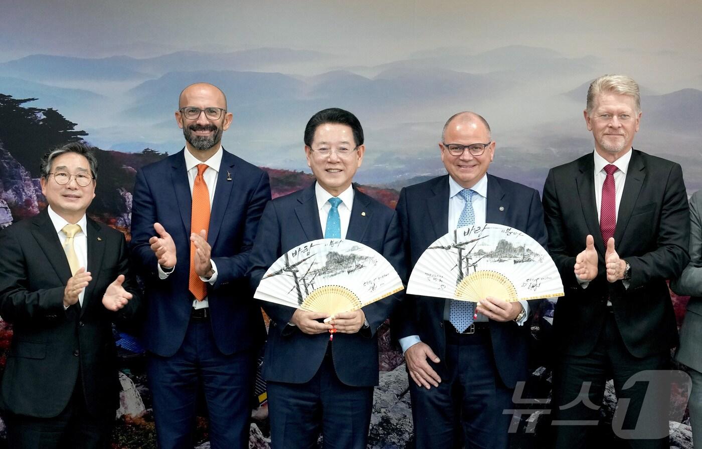 본문 이미지 - 김영록 전라남도지사가 14일 전남도청을 내방한 베스타스 헨릭 앤더슨 회장과 면담을 하고 기념촬영을 하고 있다.(전남도 제공) 2024.11.14/뉴스1 