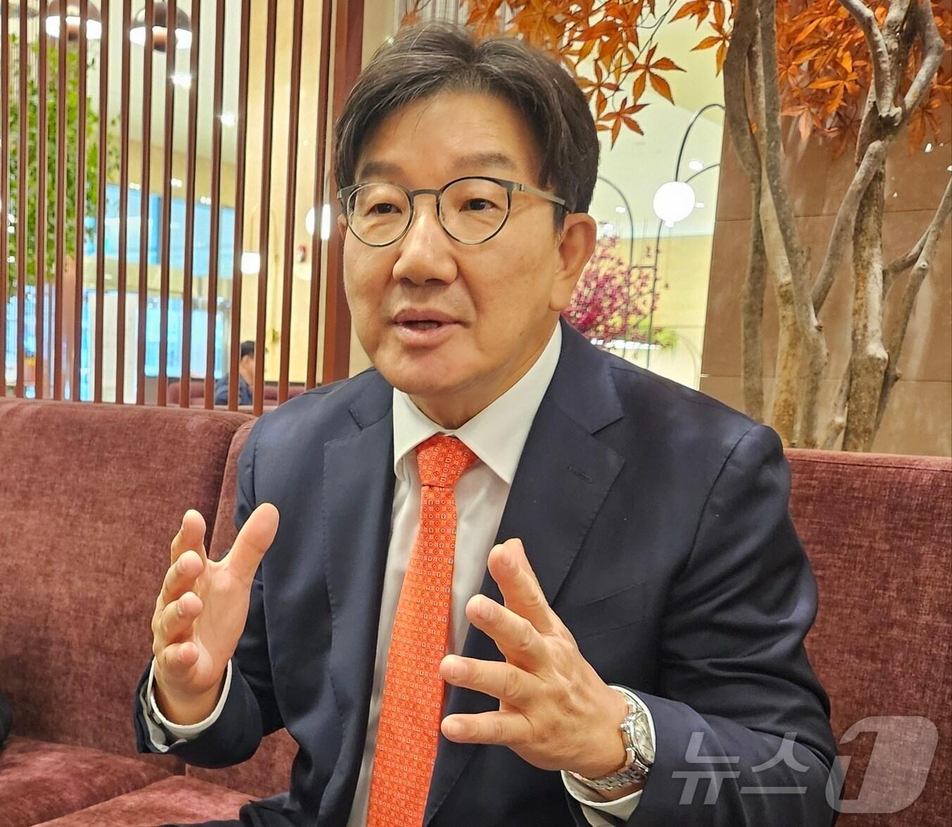 본문 이미지 - 권성동 국민의힘 의원&#40;강원 강릉시&#41;이 14일 대구 인터불고엑스코호텔에서 기자들과 만나 질문에 답하고 있다. 2024.11.14/뉴스1 ⓒ News1 남승렬 기자