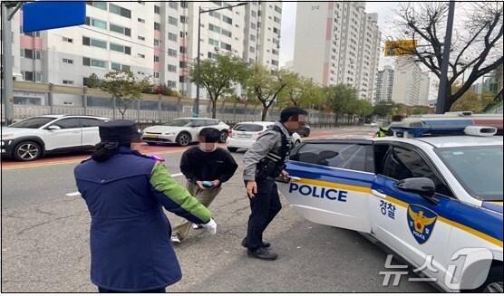 본문 이미지 - 오전 7시 55분쯤 인천시 계양구 계양고등학교 앞에서 경찰의 도움을 받고 수험장에 입실하고 있다.(인천시경찰청 제공)2024.11.14/뉴스1