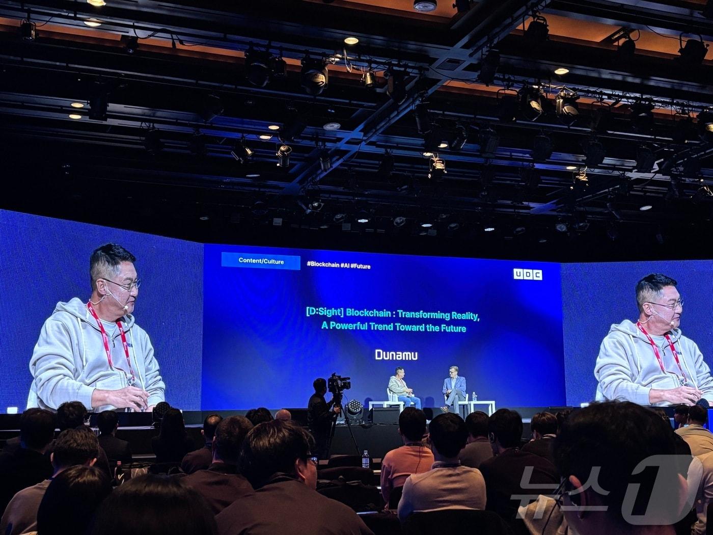 본문 이미지 - 이석우 두나무 대표와 마이클 케이시 분산형AI협회(DAIS) 협회장(전 코인데스크 컨센서스 의장)이 14일 서울 신라호텔에서 열린 'UDC 2024'에서 대담을 나누고 있다.