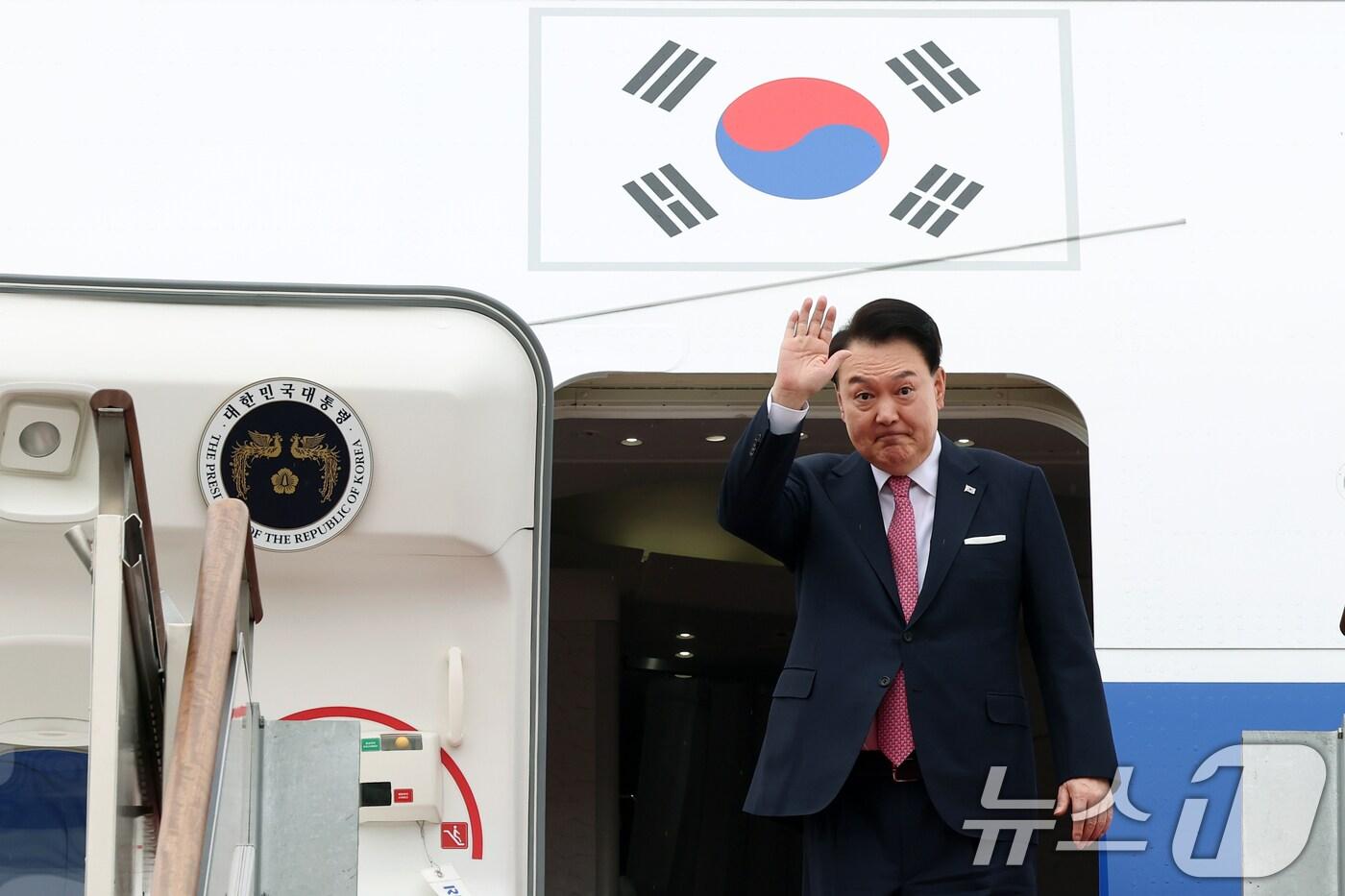 본문 이미지 - 윤석열 대통령이 14일 성남 서울공항에서 아시아태평양경제협력체(APEC) 및 주요 20개국(G20) 정상회의 참석을 위해 출국하며 인사하고 있다. (대통령실 제공) 2024.11.14/뉴스1 ⓒ News1 송원영 기자
