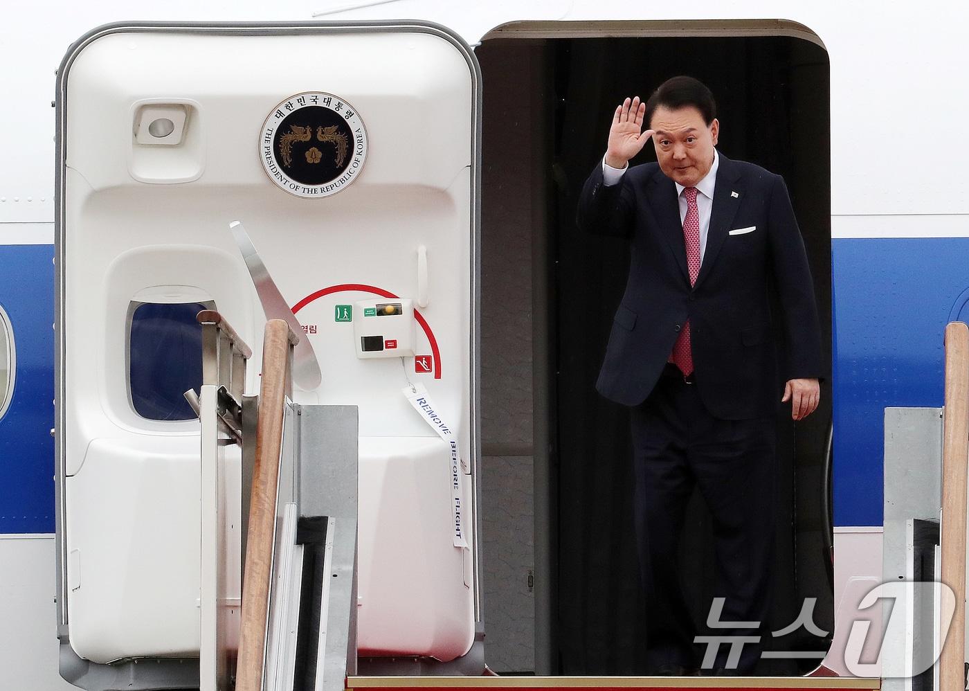 본문 이미지 - 윤석열 대통령이 14일 오전 경기도 성남시 서울공항에서 페루와 브라질에서 열리는 아시아태평양경제협력체(APEC)와 주요 20개국(G20) 정상회의 참석을 위해 출국하며 손을 들어 인사하고 있다. 2024.11.14/뉴스1 ⓒ News1 박세연 기자