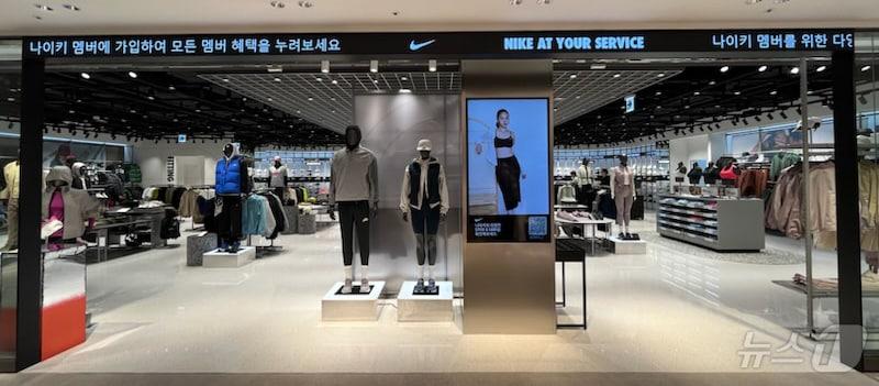 본문 이미지 - 롯데백화점 포항점(점장 강성철)이 5층에 나이키 라이즈 매장을 새롭게 오픈했다고 14일 밝혔다. (롯데백화점 포항점 제공) 2024.11.14/뉴스1 