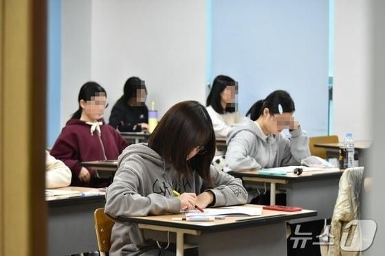 본문 이미지 - 2025학년도 대학수학능력시험이 치러지는 세종시 새롬고등학교 고사장.  ⓒ News1 장동열 기자
