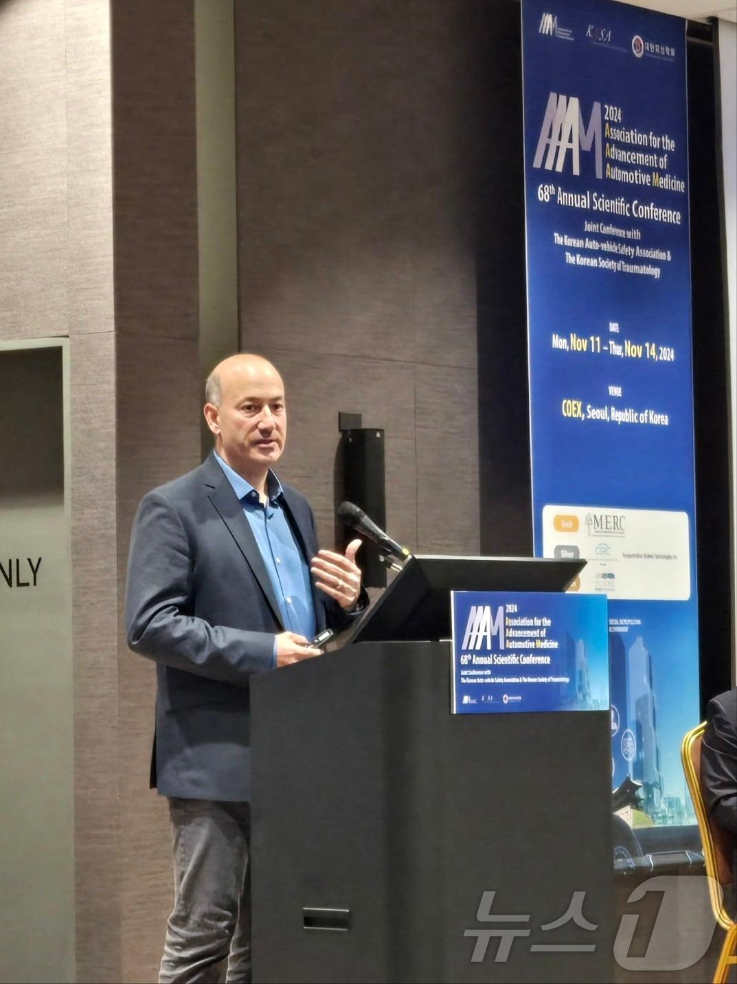 본문 이미지 - 브라이언 라토프 현대자동차그룹 글로벌 최고안전품질책임자(GCSQO)가 14일 서울 강남 코엑스에서 미국 자동차의학진흥협회(AAAM)가 한국자동차안전학회(KASA)·대한외상학회(KST)와 공동으로 개최한 제68회 AAAM 연례 콘퍼런스에서 기조연설을 하고 있다. 2024.11.14.ⓒ News1 김성식 기자