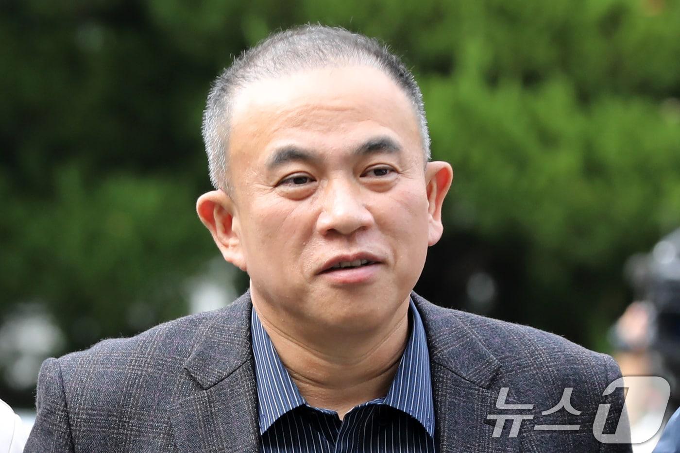 윤석열 대통령 부부 공천 개입 의혹의 핵심 인물인 명태균 씨가 14일 오후 공천을 대가로 정치자금을 주고받은 혐의(정치자금법 위반)로 경남 창원시 성산구 창원지방법원에서 열린 구속 전 피의자 심문(영장실질심사)에 출석하고 있다. 2024.11.14/뉴스1 ⓒ News1 윤일지 기자