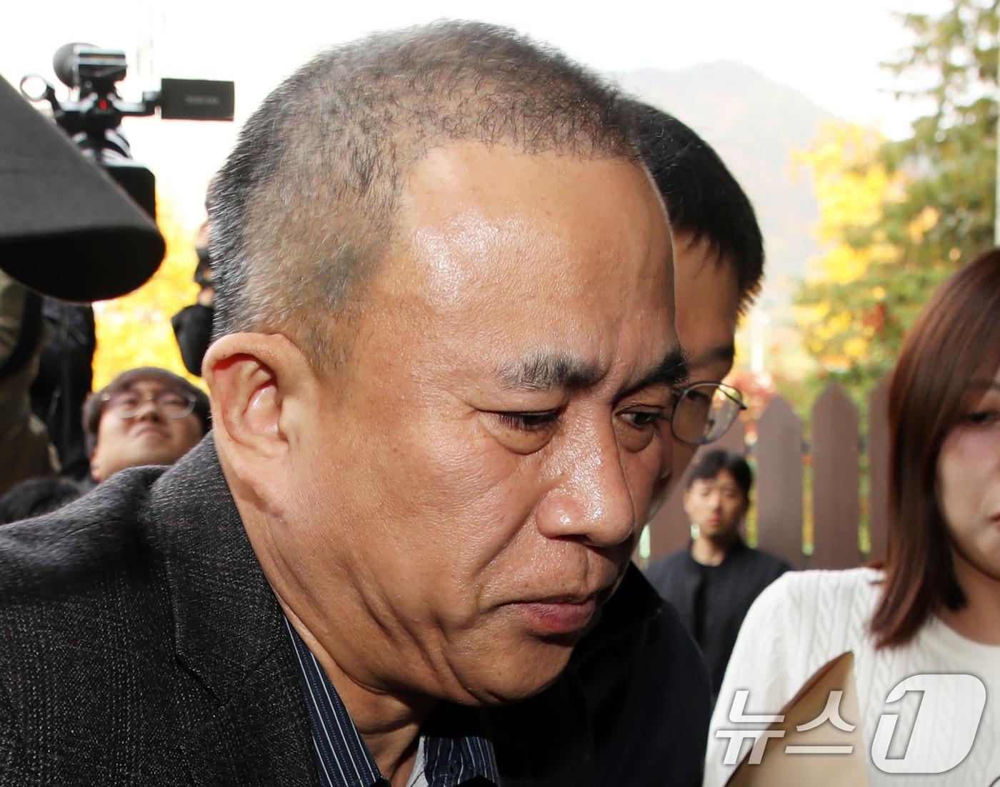 본문 이미지 - 윤석열 대통령 부부 공천 개입 의혹의 핵심 인물인 명태균 씨가 지난해 11월 14일 오후 공천을 대가로 정치자금을 주고받은 혐의(정치자금법 위반)로 경남 창원시 성산구 창원지방법원에서 열린 구속 전 피의자 심문(영장실질심사)에 출석하고 있다. 2024.11.14/뉴스1 ⓒ News1 윤일지 기자