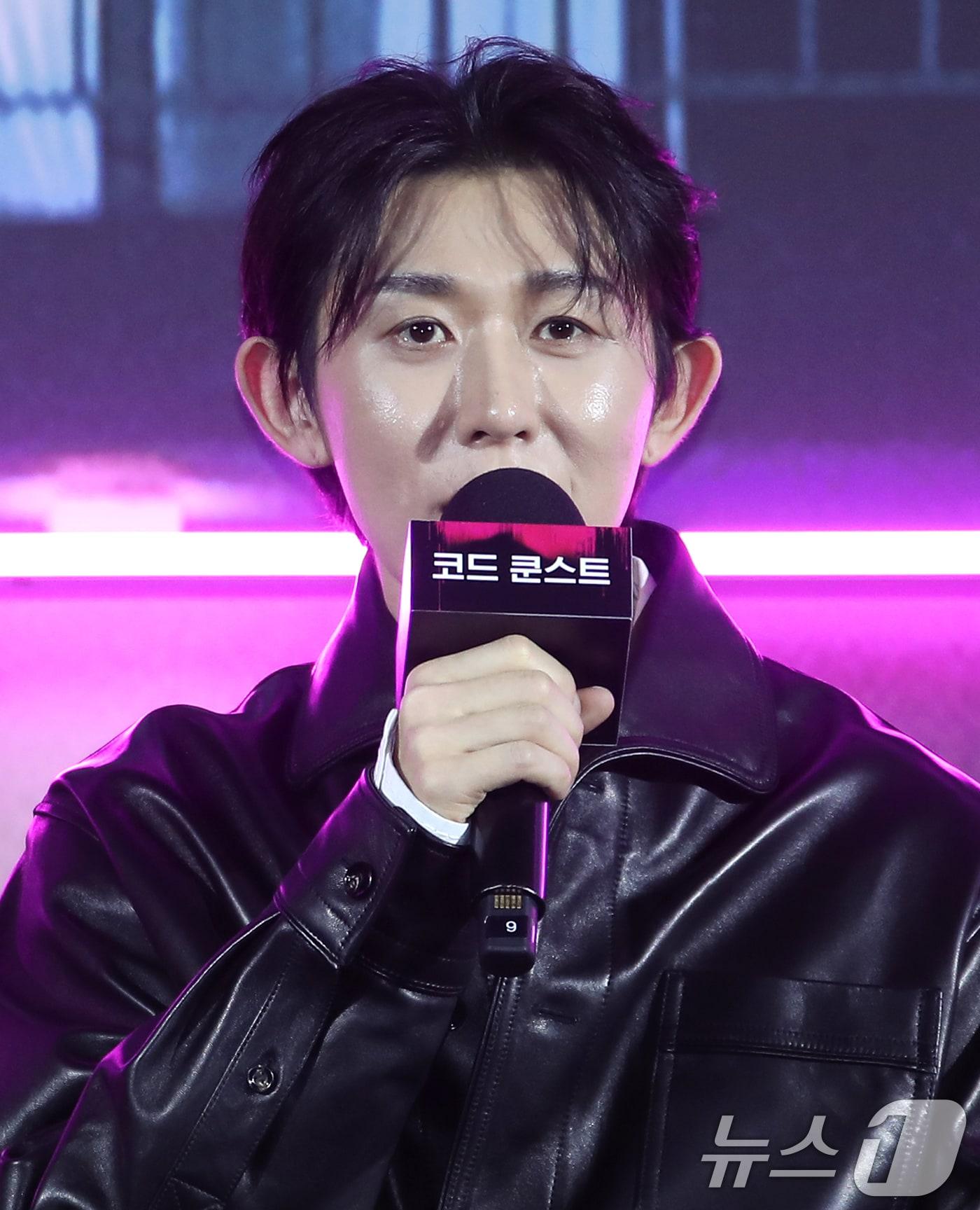 본문 이미지 - 가수 코드쿤스트가 14일 서울 용산구 CGV 용산아이파크몰에서 열린 넷플릭스 예능 '좀비버스: 뉴 블러드' 제작발표회에서 인사말을 하고 있다. ‘좀비버스: 뉴 블러드’는 강력해진 좀비의 위협 속 유일한 희망 ‘뉴 블러드’의 등장, 생존을 위해 기상천외한 퀘스트와 딜레마를 해결해나가는 더 크고, 더 웃긴 좀비 코미디 버라이어티​다. 2024.11.14/뉴스1 ⓒ News1 권현진 기자