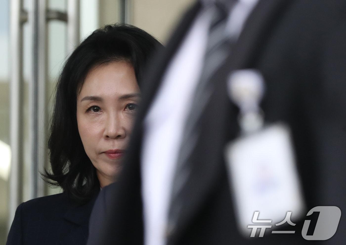 본문 이미지 - 공직선거법 위반 혐의로 불구속 기소된 더불어민주당 이재명 대표의 배우자 김혜경 씨가 14일 오후 경기 수원시 영통구 수원지방법원에서 열린 선고공판을 마친 뒤 법정을 나서고 있다. 수원지법은 이날 김 씨 공직선거법 위반 혐의 선고공판에서 벌금 150만원을 선고했다. 2024.11.14/뉴스1 ⓒ News1 김영운 기자