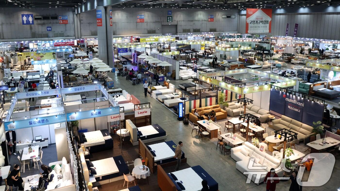14일 경기도 고양시 킨텍스에서 열린 2024가을 고양가구박람회에서 관람객들이 침대, 소파 등 가구를 둘러보고 있다.2024.11.14/뉴스1 ⓒ News1 김명섭 기자