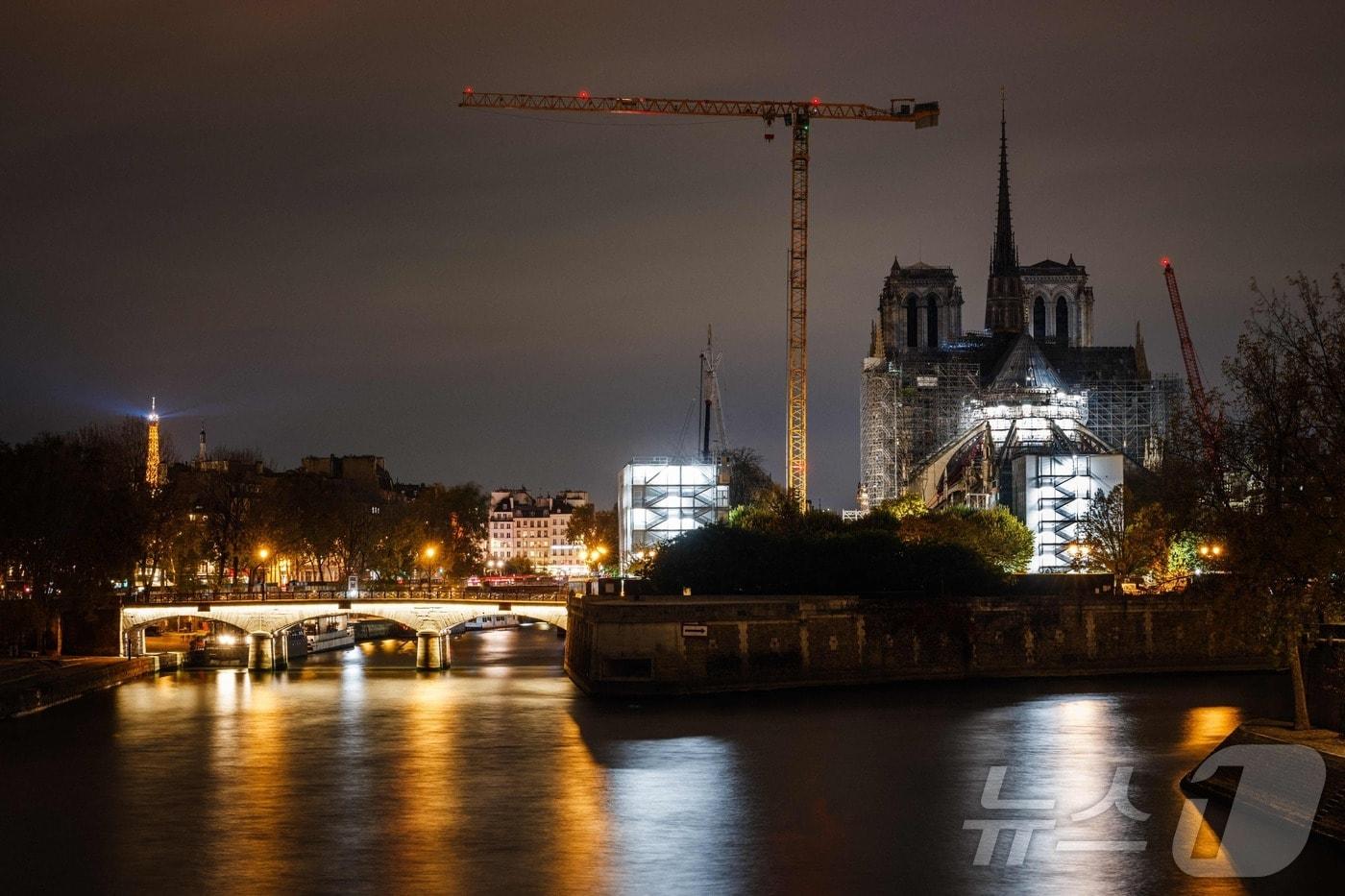 본문 이미지 - 2024년 11월 12일 밤의 파리 노트르담 대성당 모습 ⓒ AFP=뉴스1