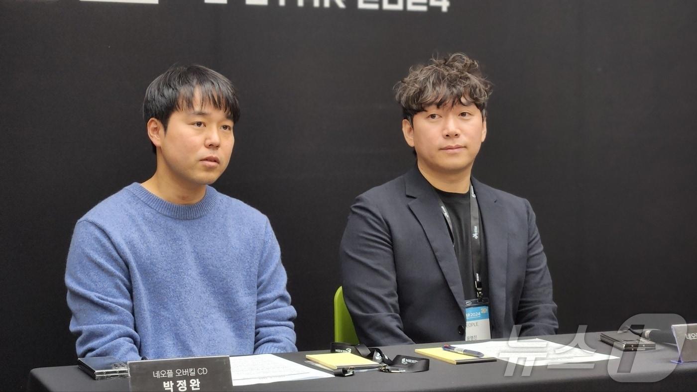 본문 이미지 - 윤명진 네오플 대표와 박정완 네오플 크리에이티브 디렉터가 지스타2024 현장 인터뷰를 진행하고 있다.ⓒ News1 김민석 기자