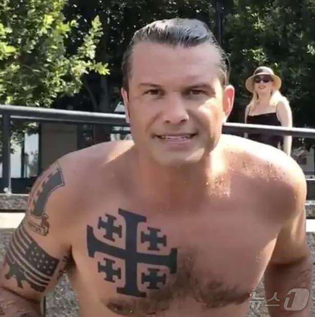 본문 이미지 - 가슴에 '예루살렘 십자가' 문신을 한 피트 헤그세스 미국 국방장관 지명자. (사진은 피트 헤그세스 인스타그램 갈무리)