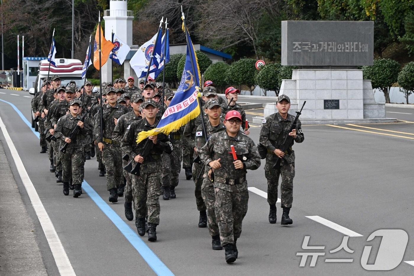 제137기 해군사관후보생들이 14일 경남 창원시 진해구 해군사관학교 교정에서 명예 달리기 훈련을 하고 있다. <자료사진> (해군사관학교 제공) 2024.11.14/뉴스1