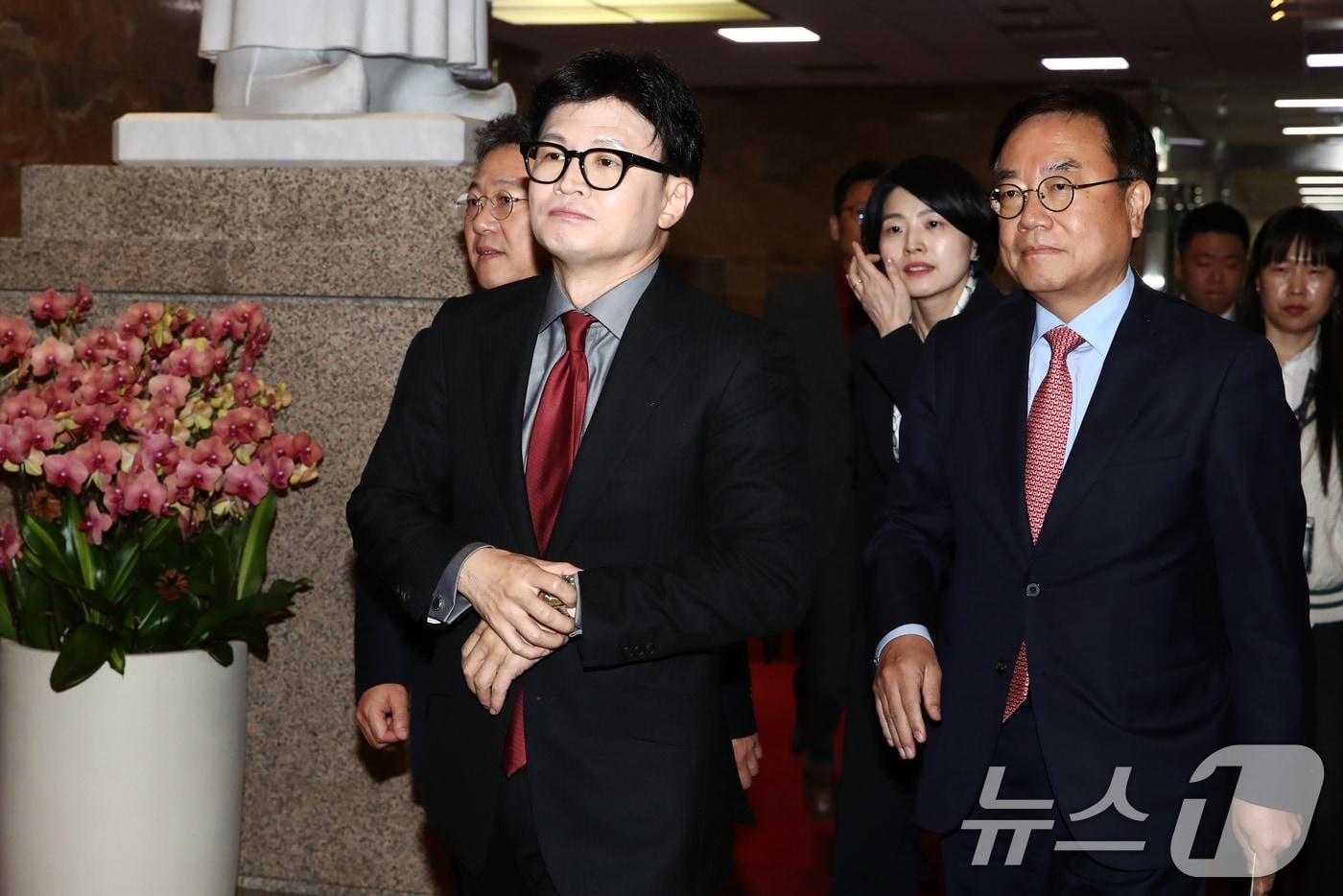 한동훈 국민의힘 대표가 14일 오후 서울 여의도 국회에서 열린 의원총회에 참석하고 있다. 이날 국민의힘 의원들은 본회의에서 세번째 김건희 특검법(윤석열 대통령 배우자 김건희의 주가조작 사건 등의 진상규명을 위한 특별검사 임명 등에 관한 법률안)에 반대하며 본회의장을 퇴장, 의원총회를 가졌다. 2024.11.14/뉴스1 ⓒ News1 이광호 기자