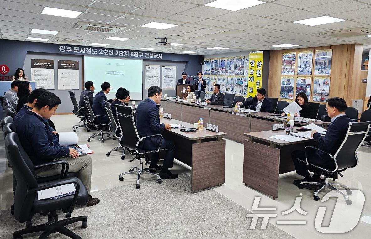 본문 이미지 - 광주시가 14일 광주 도시철도 2호선 2단계 8공구 건설공사 현장에서 '교통혼잡 대응 추진단 현장 회의'를 열고 있다.(광주시 제공)2024.11.14/뉴스1 