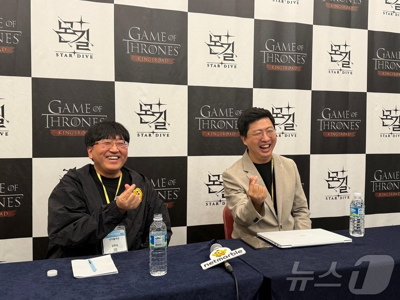 본문 이미지 - 장현일 넷마블네오 개발총괄 PD와 문준기 넷마블 사업부장이 인터뷰를 마친 후 기념사진을 찍고 있다.(게임기자단 제공)