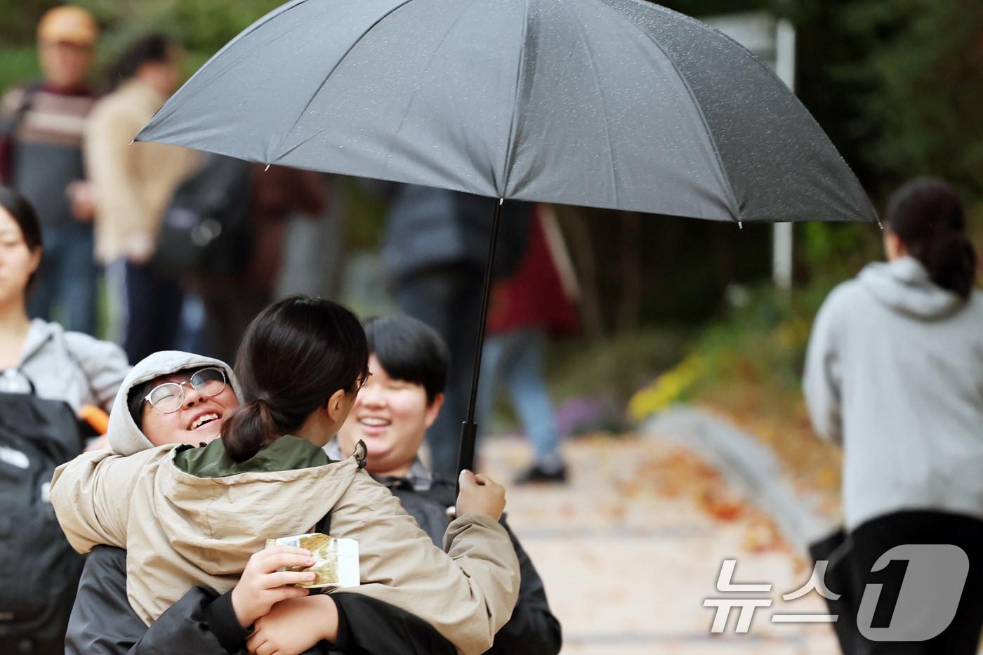 본문 이미지 - 2025학년도 대학수학능력시험일인 14일 오후 서울시교육청 12지구 제22시험장인 서울 마포구 홍익대학교사범대학부속여자고등학교에서 수험생들이 시험장을 나서며 학무모와 포옹을 하고 있다 . 2024.11.14/뉴스1 ⓒ News1 황기선 기자