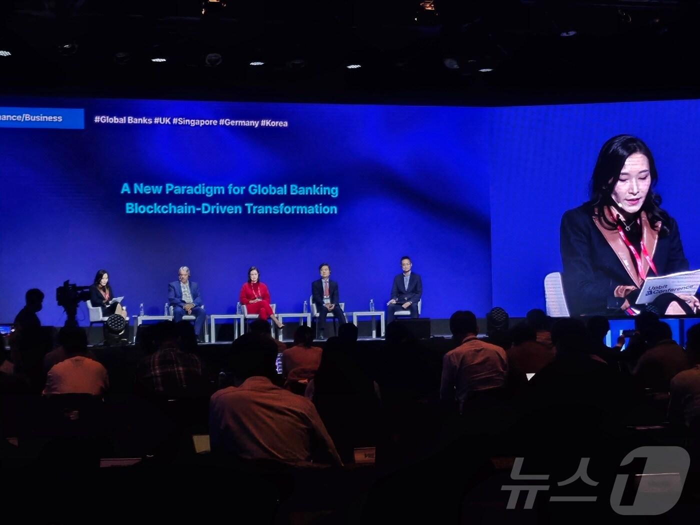 본문 이미지 - 14일 서울 신라호텔에서 열린 '업비트D콘퍼런스(UDC 2024)'에서 글로벌 은행의 디지털자산 사업 담당자들이 '블록체인이 이끄는 변화'를 주제로 토론하고 있다.