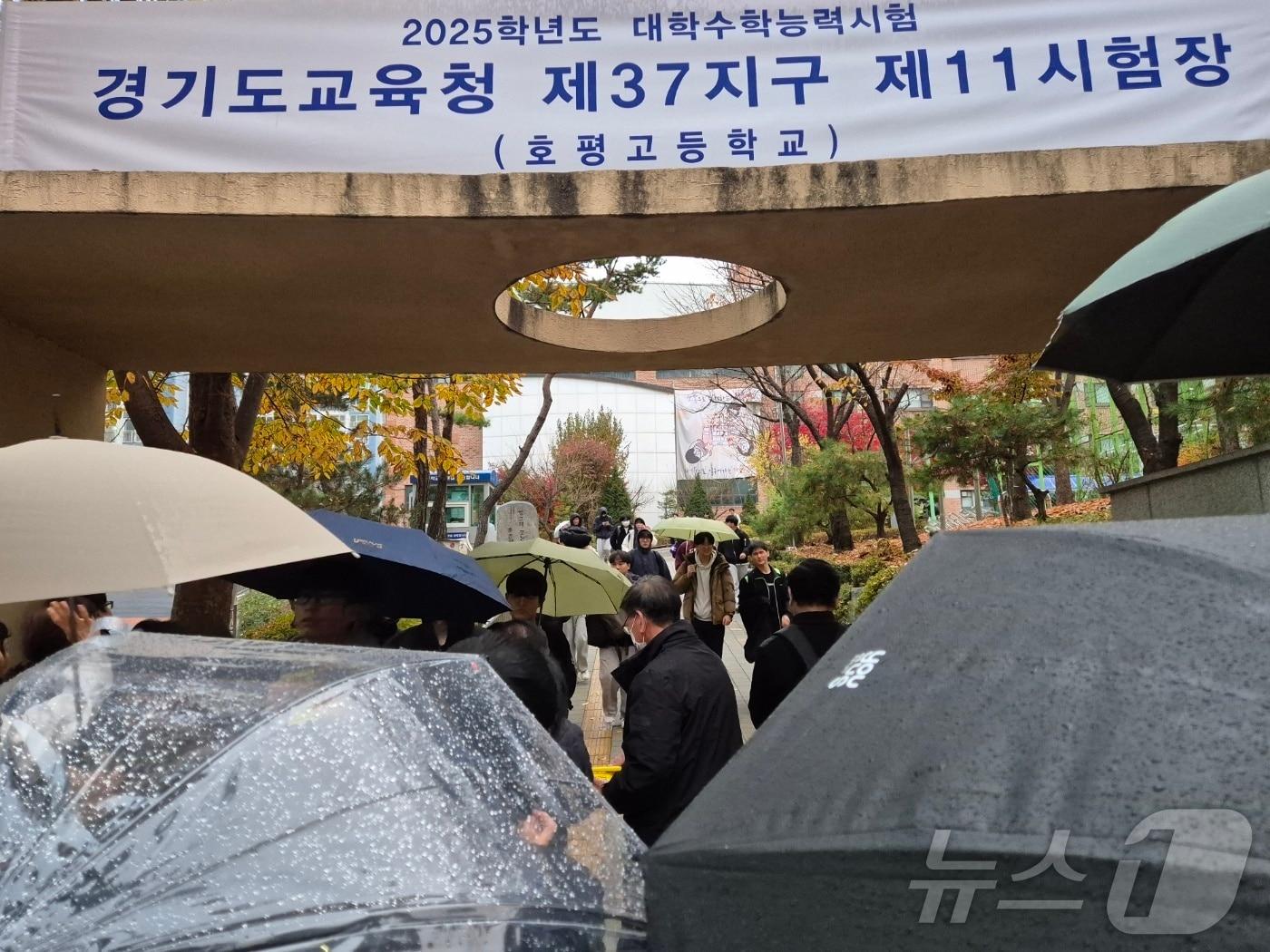 본문 이미지 - 2025학년도 대학수학능력시험이 종료된 14일 오후 경기 남양주시 호평고등학교 정문 앞에 시험을 끝낸 수험생들이 나오고 있다. 2024.11.14/뉴스1 양희문 기자