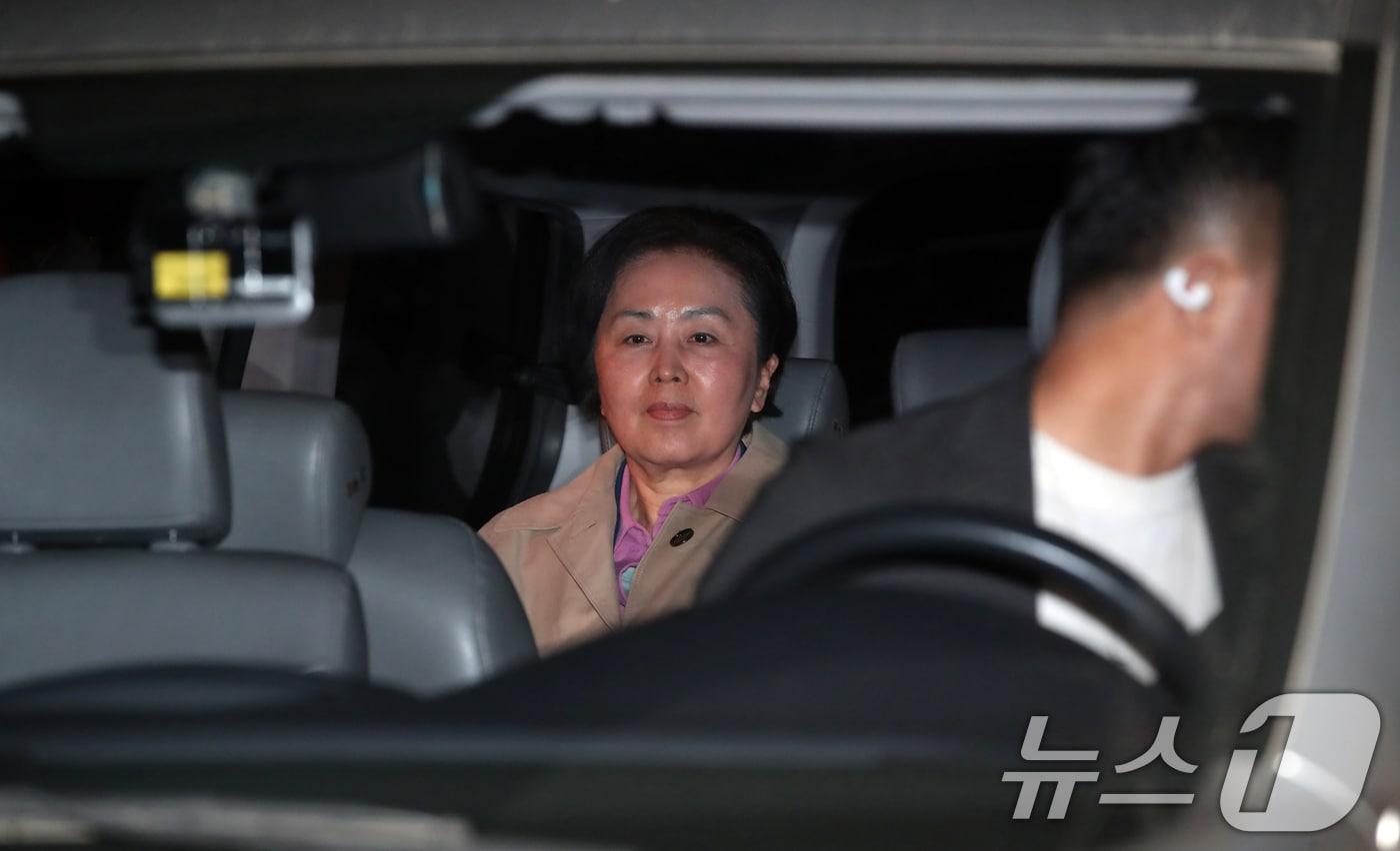 윤석열 대통령 부부 공천 개입 의혹의 핵심 인물인 김영선 전 국민의힘 의원이 14일 오후 공천을 대가로 정치자금을 주고받은 혐의(정치자금법 위반)로 경남 창원시 성산구 창원지방법원에서 열린 구속 전 피의자 심문(영장실질심사)을 마친 후 대기 장소인 창원교도소로 가기 위해 호송차에 탑승하고 있다. 2024.11.14/뉴스1 ⓒ News1 윤일지 기자