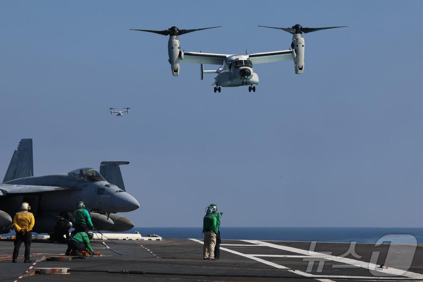 본문 이미지 - 한미일 3국이 14일 제주 남방 공해상에서 한미일 다영역 훈련 ' 프리덤에지' 훈련을 시행하고 있다. (국방홍보원 제공) ⓒ 뉴스1 유승관 기자