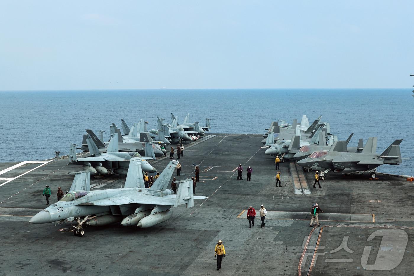 한미일 3국이 14일 제주 남방 공해상에서 한미일 다영역 훈련 '24-2차 프리덤에지' 훈련을 시행하고 있다. 미국 항공모함 조지워싱턴함에서 F-35C, F/A-18, 오스프리 등의 항공기가 출격 및 착함 훈련을 시행하고 있다. (국방홍보원 제공) 2024.11.14/뉴스1 ⓒ News1 유승관 기자