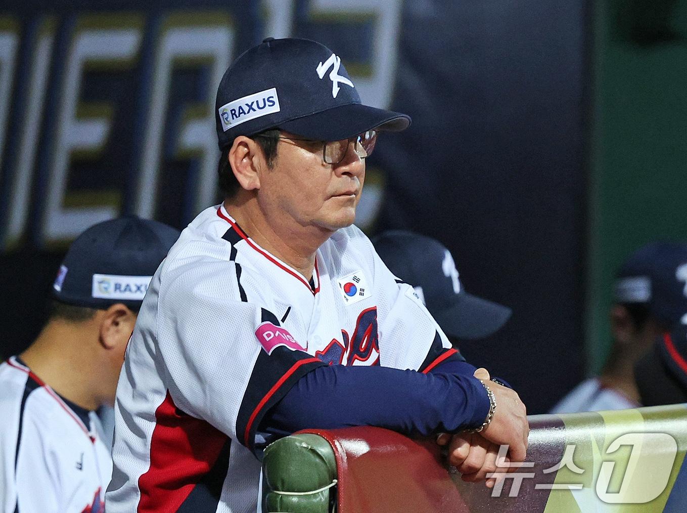 본문 이미지 - 14일&#40;현지시간&#41; 오후 대만 타이베이시 톈무 야구장에서 열린 2024 WBSC 프리미어12 B조 예선 대한민국과 쿠바의 경기에 앞서 대표팀 류중일 감독이 그라운드를 바라보고 있다. 2024.11.14/뉴스1 ⓒ News1 장수영 기자