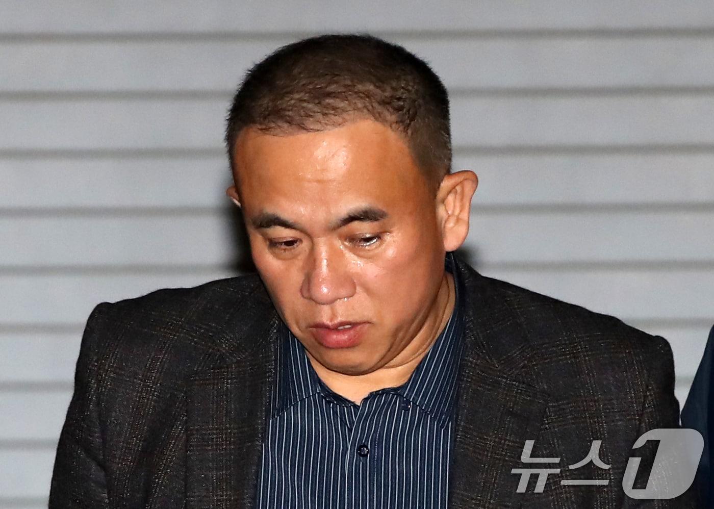 윤석열 대통령 부부 공천 개입 의혹의 핵심 인물인 명태균 씨가 지난 11월 14일 오후 공천을 대가로 정치자금을 주고받은 혐의&#40;정치자금법 위반&#41;로 경남 창원시 성산구 창원지방법원에서 열린 구속 전 피의자 심문&#40;영장실질심사&#41;을 마친 후 대기 장소인 창원교도소로 가기 위해 호송차로 이동하고 있다. 2024.11.14/뉴스1 ⓒ News1 윤일지 기자