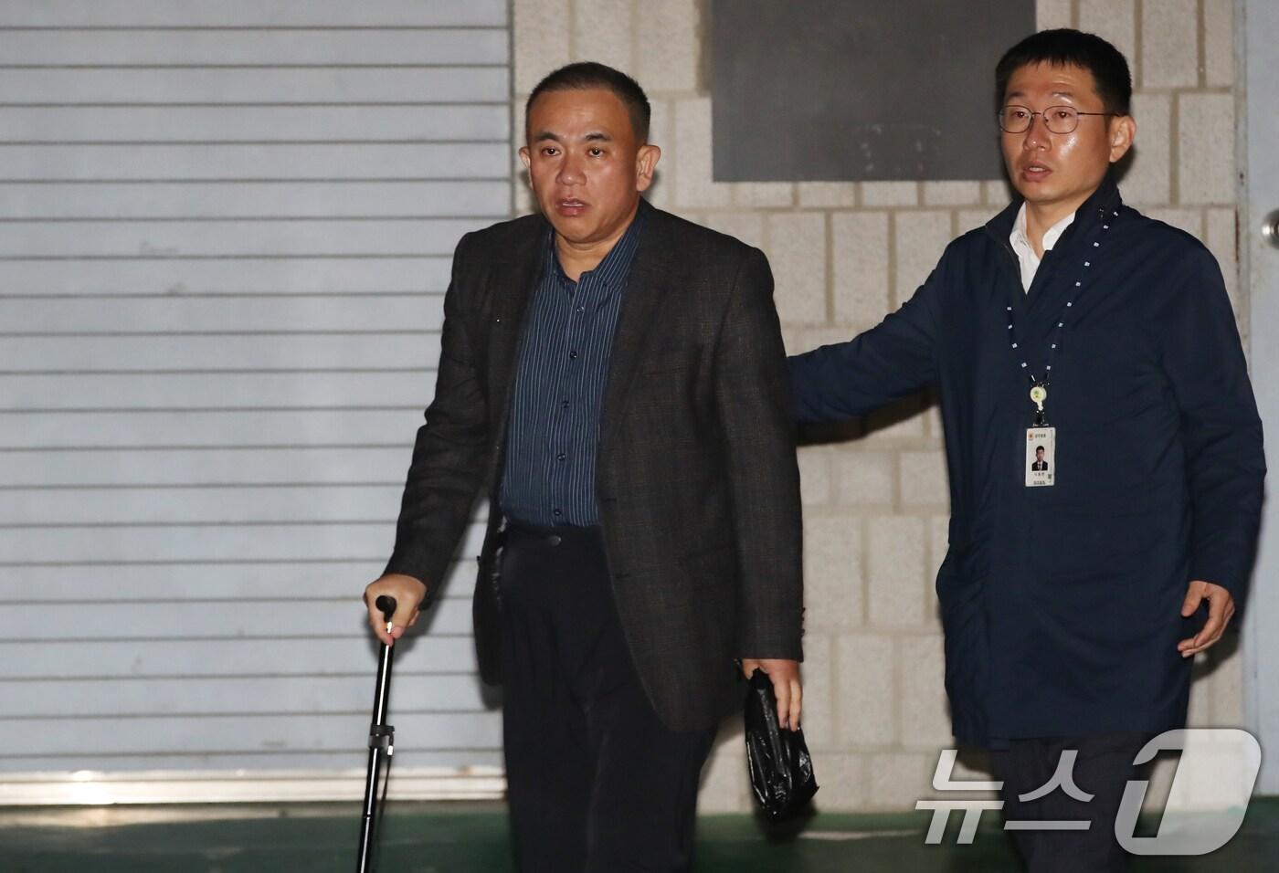 윤석열 대통령 부부 공천 개입 의혹의 핵심 인물인 명태균 씨가 14일 오후 공천을 대가로 정치자금을 주고받은 혐의(정치자금법 위반)로 경남 창원시 성산구 창원지방법원에서 열린 구속 전 피의자 심문(영장실질심사)을 마친 후 대기 장소인 창원교도소로 가기 위해 호송차로 이동하고 있다. 2024.11.14/뉴스1 ⓒ News1 윤일지 기자